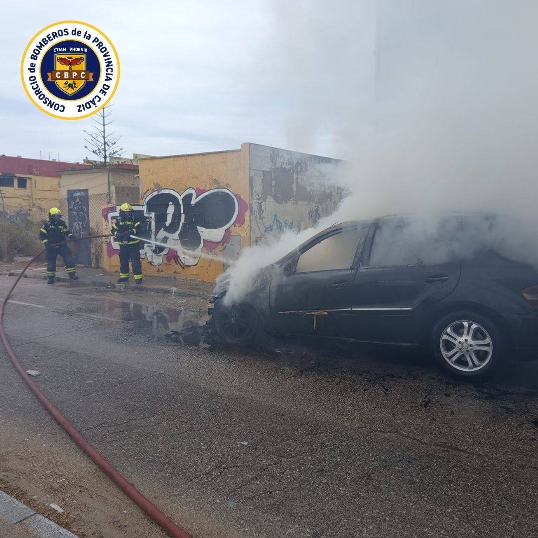 El fuego, que afectó principalmente a la parte delantera del vehículo. - El fuego, que afectó principalmente a la parte delantera del vehículo.