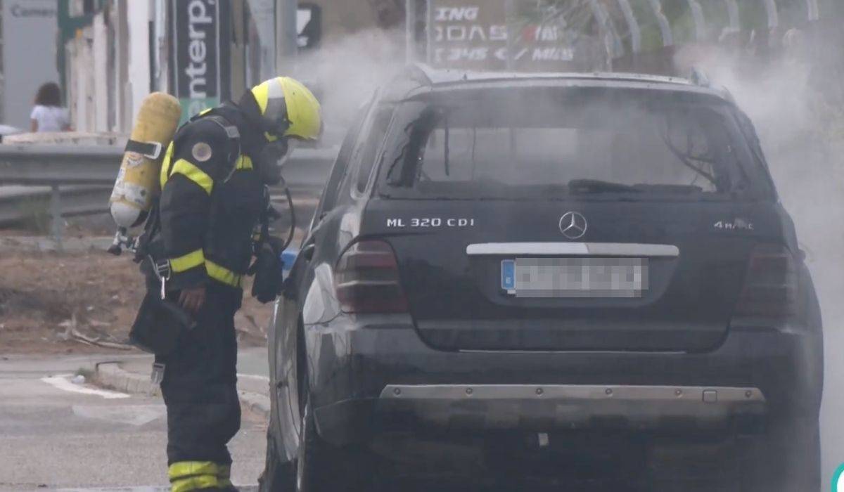 Calcinado un coche en la Zona Franca de Cádiz