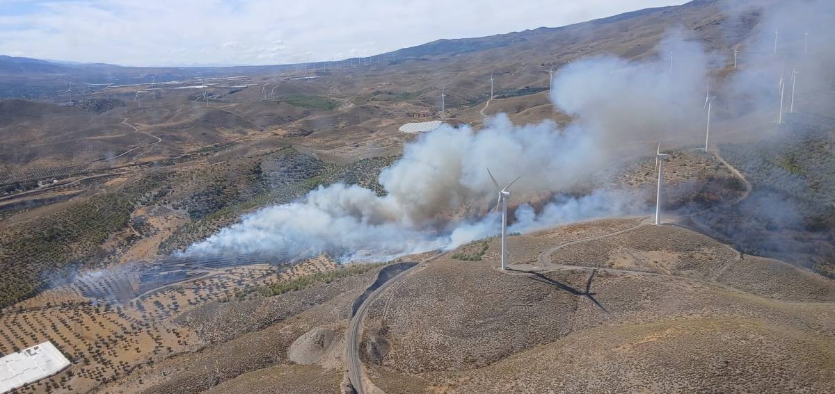 Almería, en alerta por un nuevo incendio forestal junto a un parque eólico: obliga al corte de la circulación de trenes