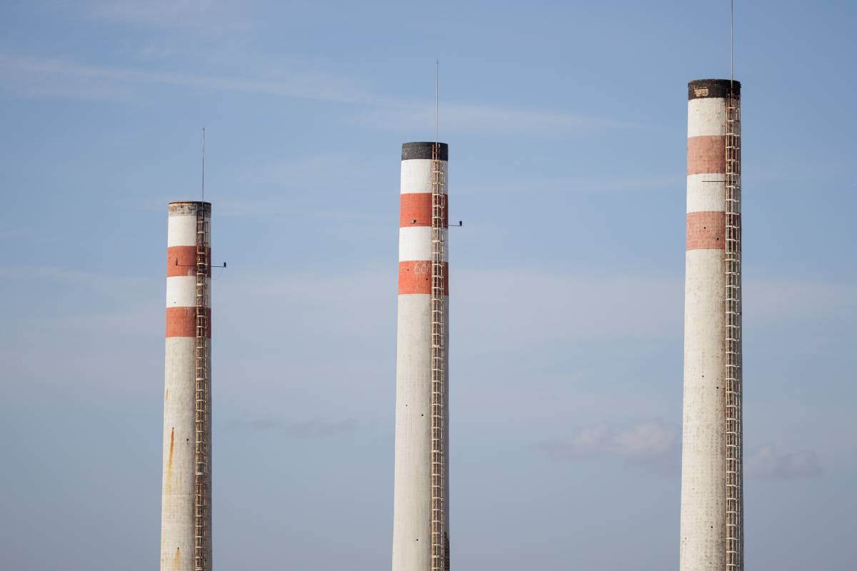 Colectivos y sindicatos piden al Ayuntamiento de Jerez proteger de urgencia las chimeneas de la antigua fábrica de botellas