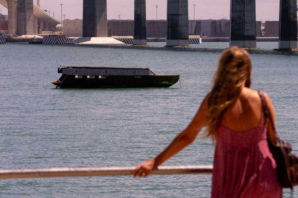 De Finlandia a la Bahía de Cádiz: un extraño barco que funciona con energía solar junto al puente de La Pepa
