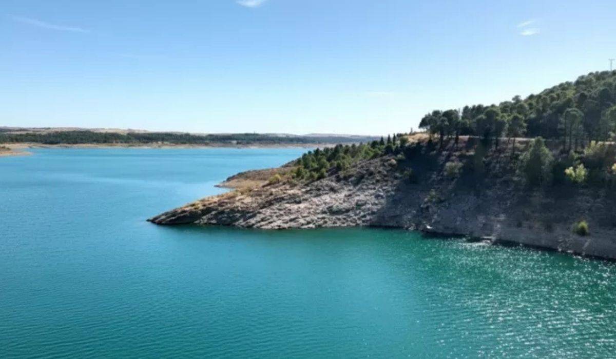 Muere un pescador en un embalse atropellado por su propio coche tras no tener puesto el freno de mano
