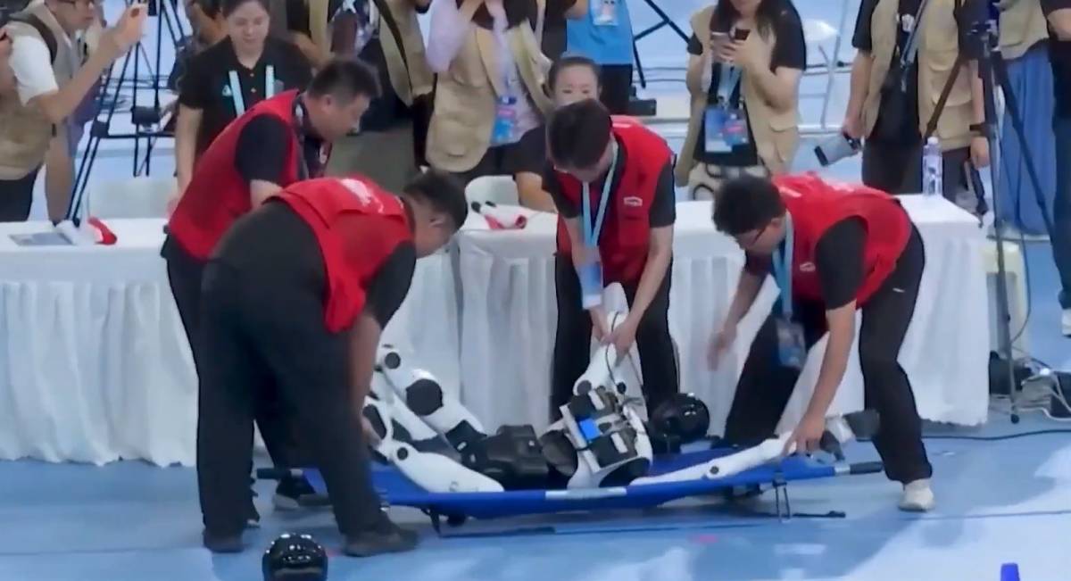 El futuro ya esta aquí: sacan en camilla a un robot tras 'lesionarse' en los Juegos Mundiales de Robots Humanoides