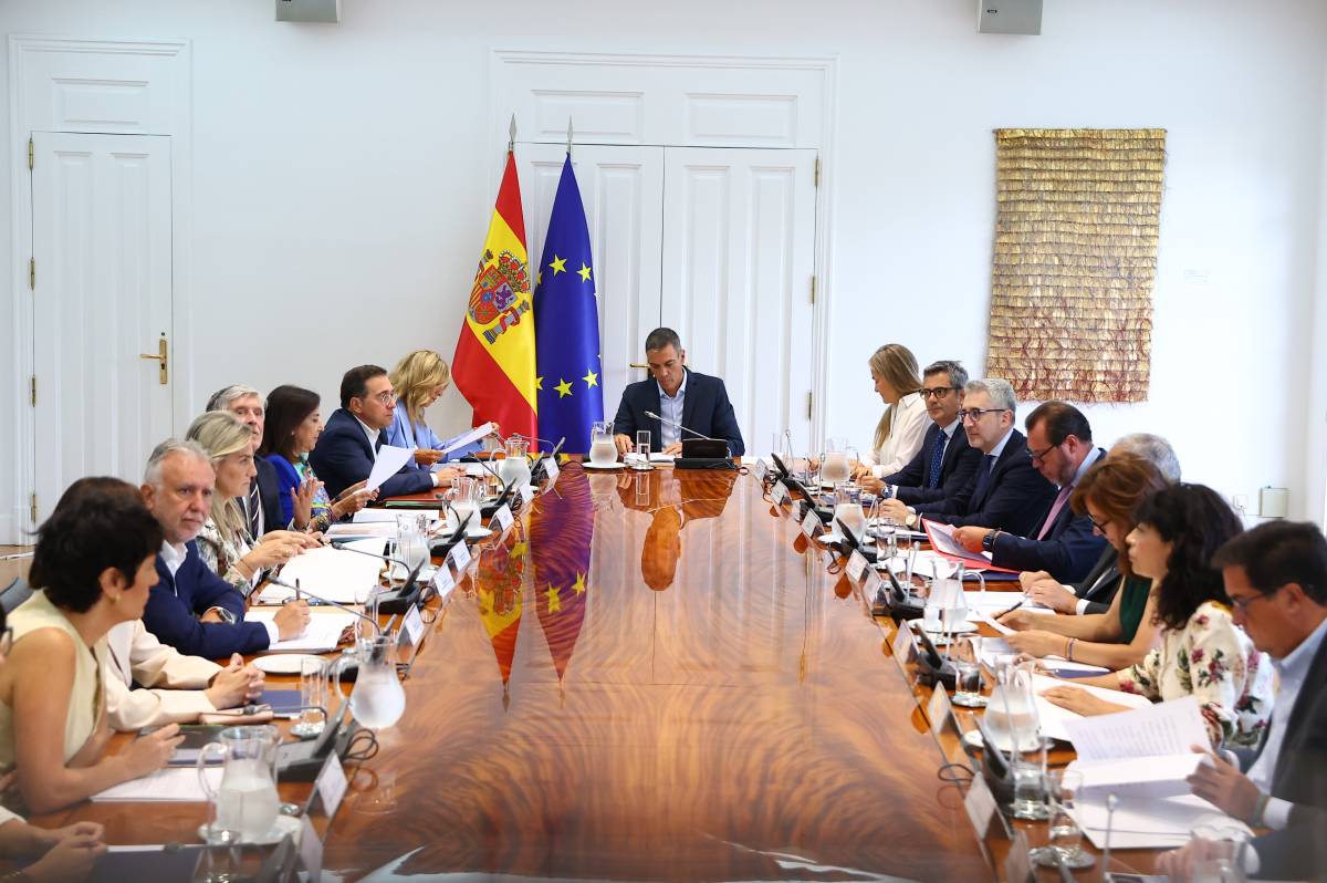 El Gobierno aprueba el mando único en Ceuta y reforma la Ley de Extranjería mientras Marlaska y Robles vuelven a enfrentarse por el CNI