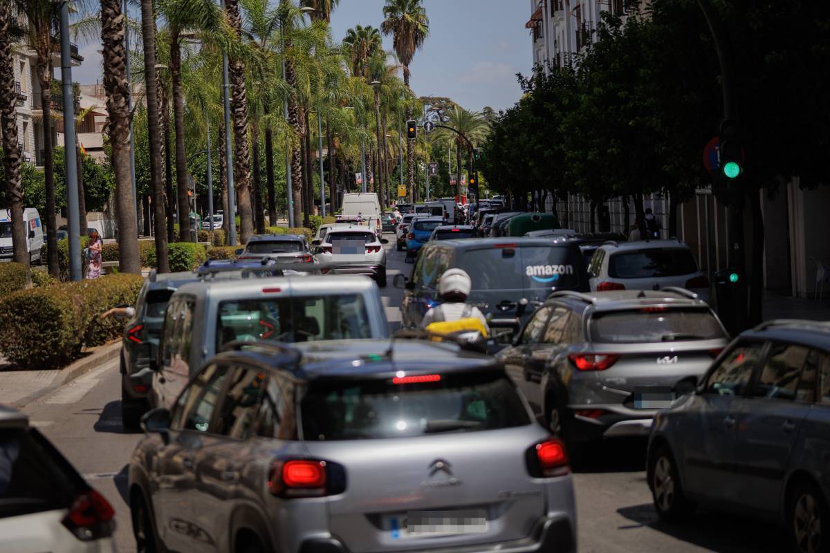Cortada una calle clave para la movilidad del centro de Jerez por la 'marea negra': desvío y atascos por el Mamelón