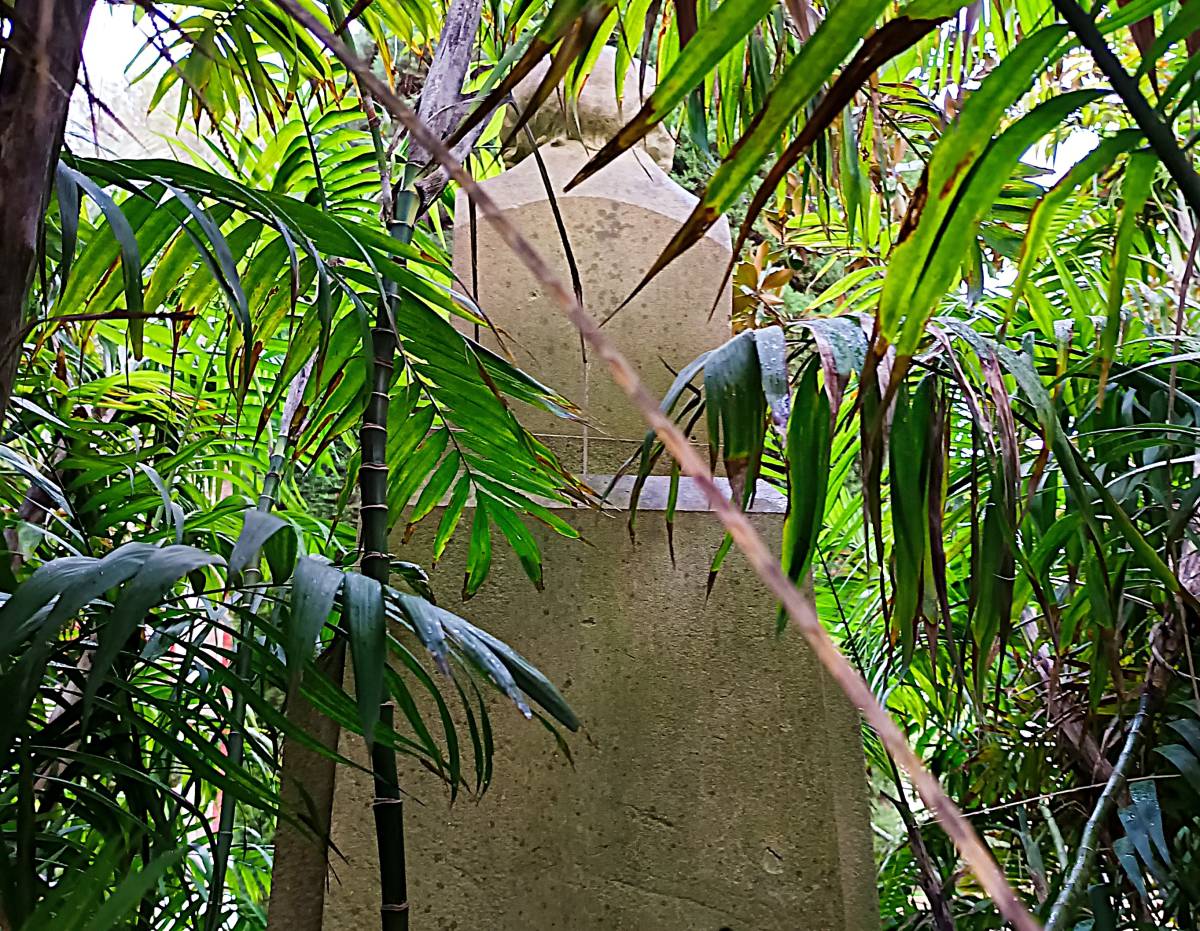 Monumento José Celestino Mutis, visión posterior.