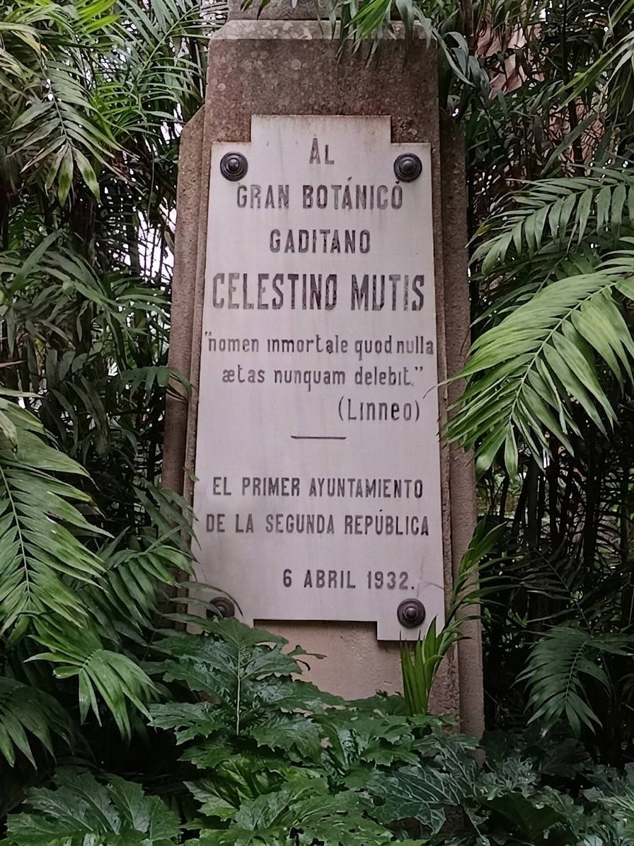Monumento José Celestino Mutis, placa conmemorativa.