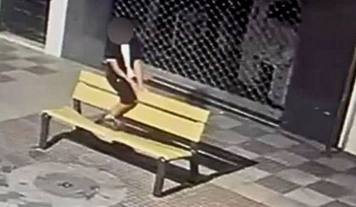 Vídeo | Pillado de pleno por una cámara en Tomares reventando un banco de 400 euros: 