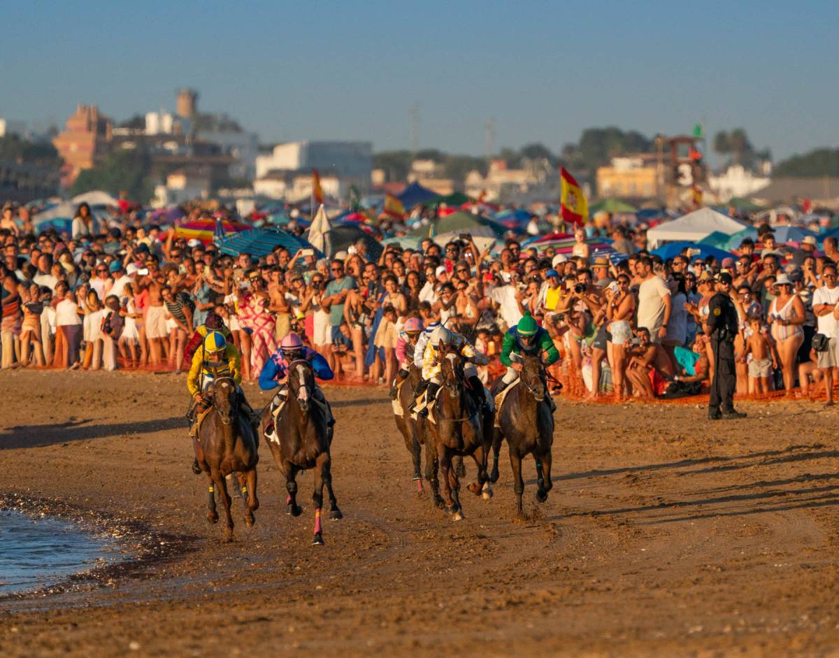 Ambiente en la playa de Las Piletas en Sanlúcar.