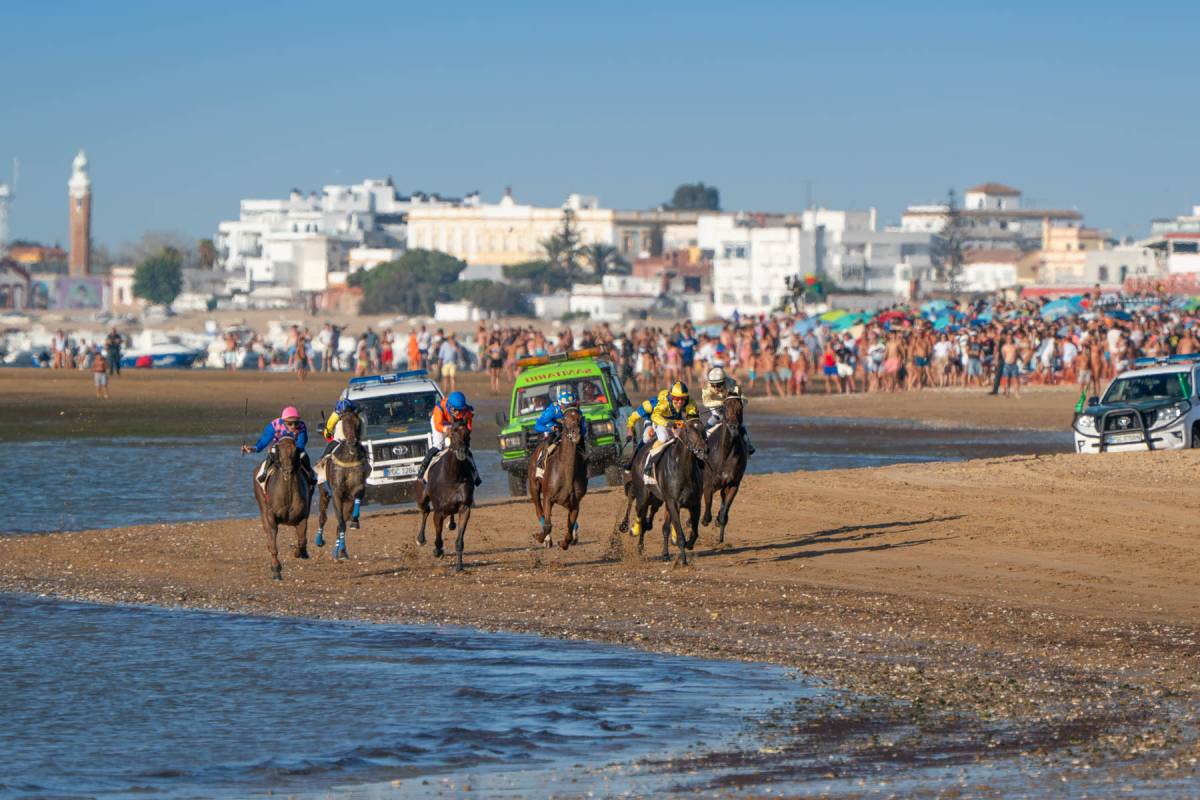 La playa recibe a numerosos visitantes y locales.