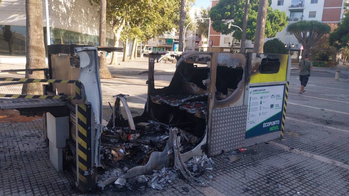 Queman deliberadamente un punto limpio en plaza Filipinas en Cádiz a plena luz del día: "Hacemos un llamamiento a la responsabilidad"