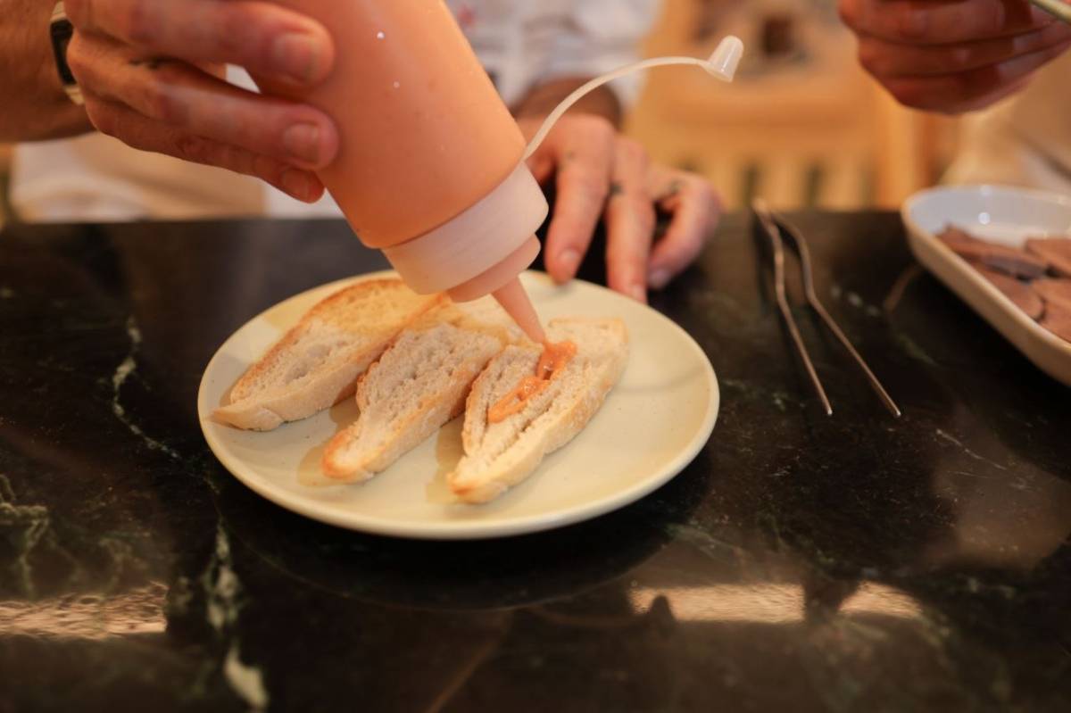 Preparación de la tosta de lengua teriyaki.