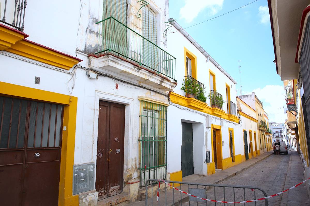 Sacan en venta forzosa una finca abandonada junto a la calle Arcos de Jerez: precio, apenas 36.000 euros por 316 metros cuadrados