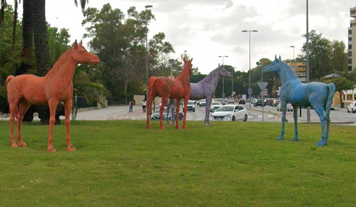 Denuncian a un grafitero en Jerez que pintó mobiliario en el entorno de la rotonda de los Caballos de Colores