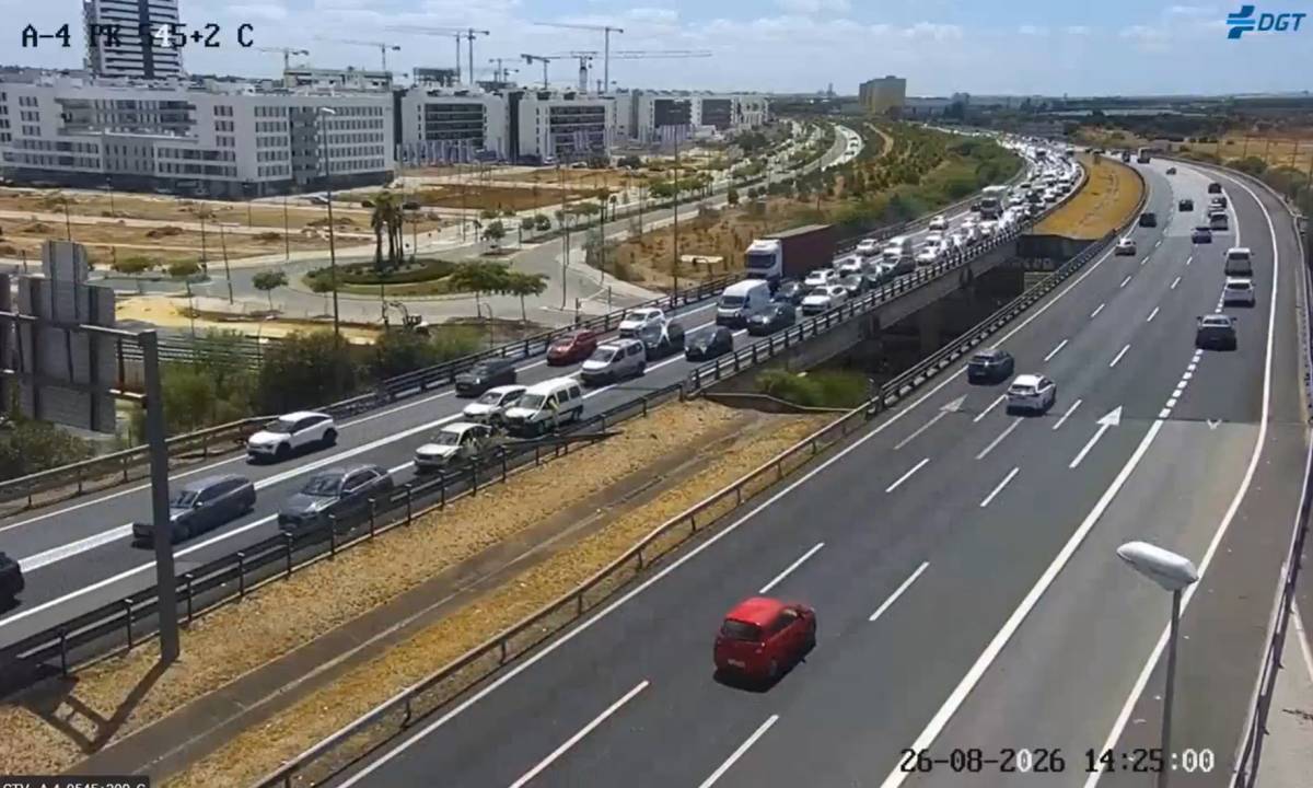 Un accidente en la entrada a Sevilla desde Cádiz provoca grandes retenciones en hora punta