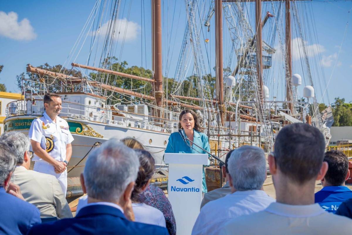 Patricia Cavada, durante la rueda de prensa delante del buque escuela.
