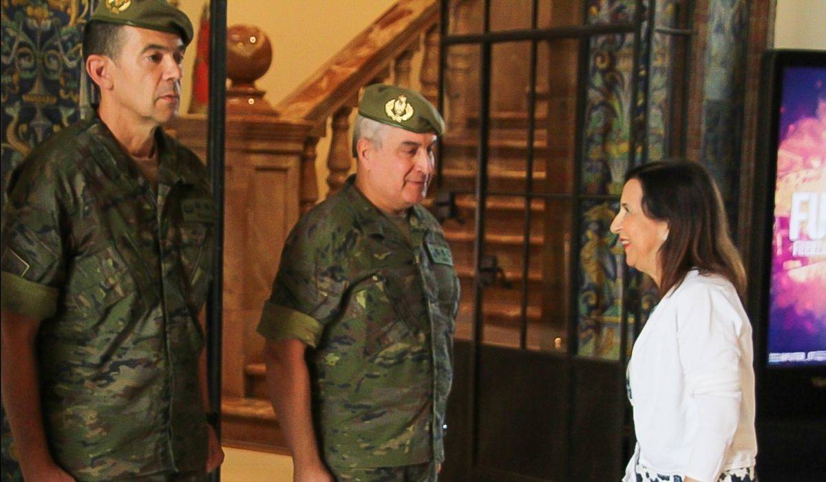 La ministra Robles visita Sevilla mientras el vicepresidente Cuerpo la desautoriza en público de nuevo