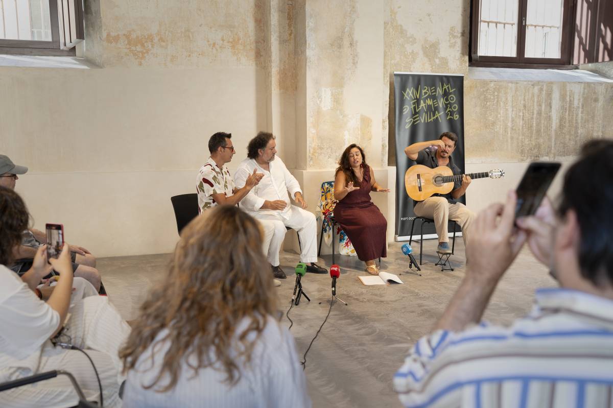 El público asistente pudo disfrutar de un anticipo de 'Camino de flores' de Encarna Anillo durante la presentación del espectáculo en la Real Fábrica de Artillería de Sevilla.