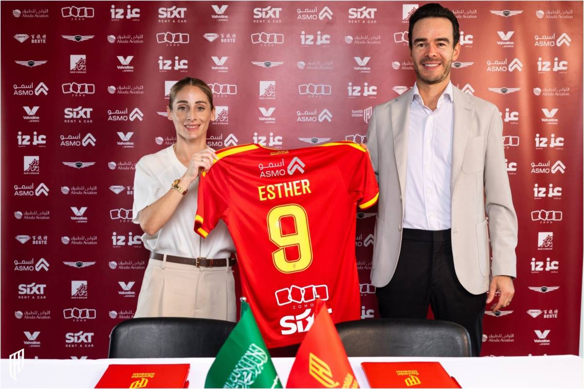 Polémica con el fichaje de Esther González: borra de sus redes las fotos con su mujer y su hija tras firmar por un equipo de Arabia