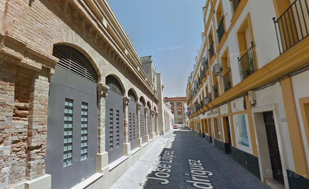 Sale ardiendo un local cerca del Ayuntamiento de San Fernando: varios vecinos han tenido que ser desalojados y uno trasladado al hospital