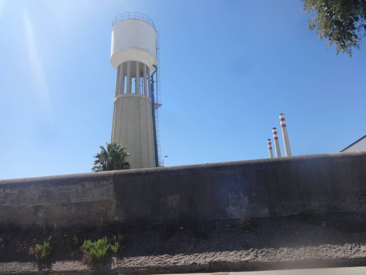 Depósito del agua y chimeneas de la fábrica de botella (foto de Antonio Navarro).