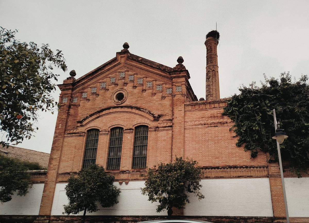 Chimenea del alambique de las Bodegas Harveys ( Hernández Rubio, 1889)