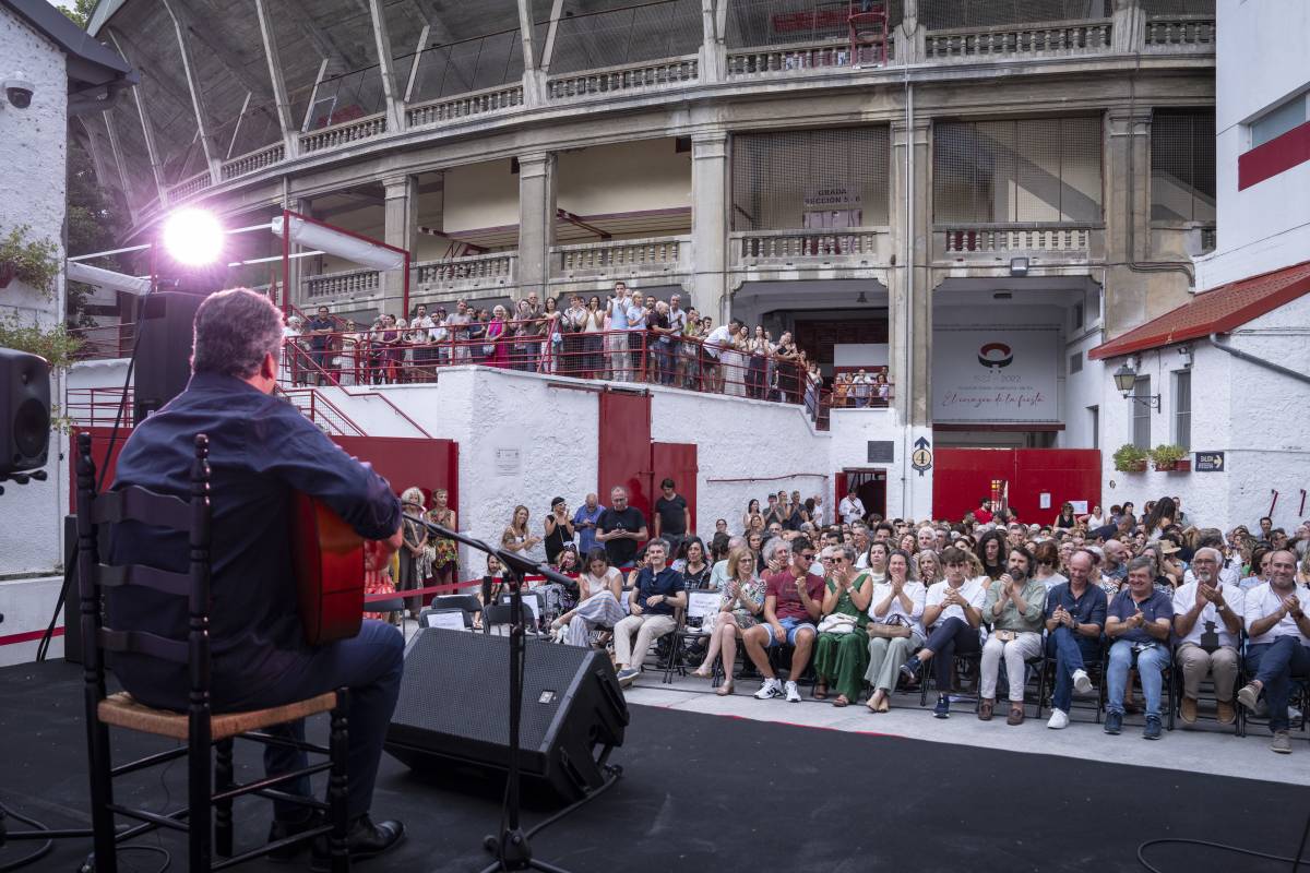 Juan Diego Mateos ante el público asistente al evento extramusical de Flamenco On Fire