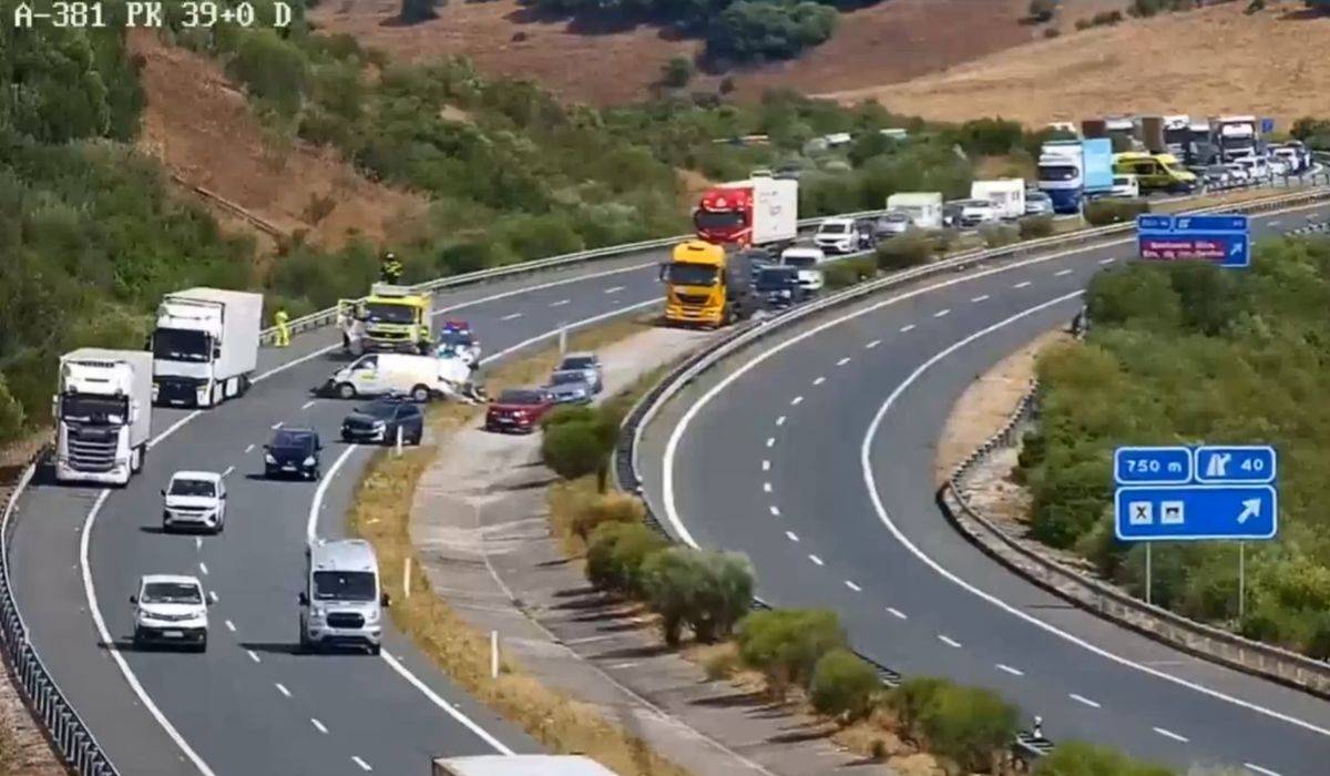 Otra jornada caótica en la A-381 tras un accidente en sentido Jerez y coches siendo desviados para cruzar por la mediana