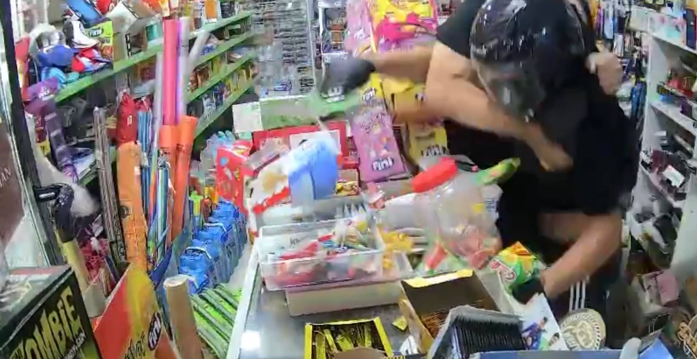 Así ha sido el atraco a punta de pistola en un bazar chino de Los Palacios y la contundente respuesta del vendedor
