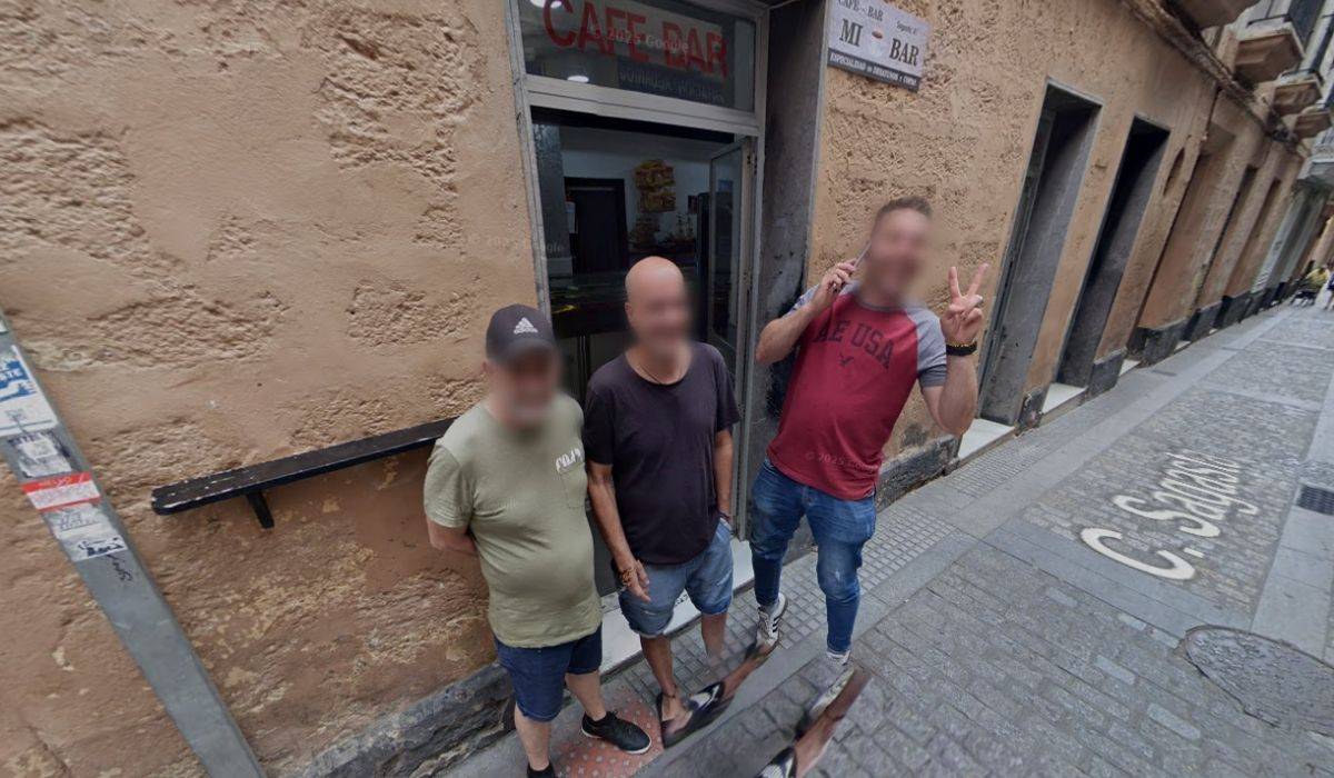 Cuando te encuentras al de Google Maps retratando la calle por Cádiz, de parroquianos de una taberna que cerró hace poco