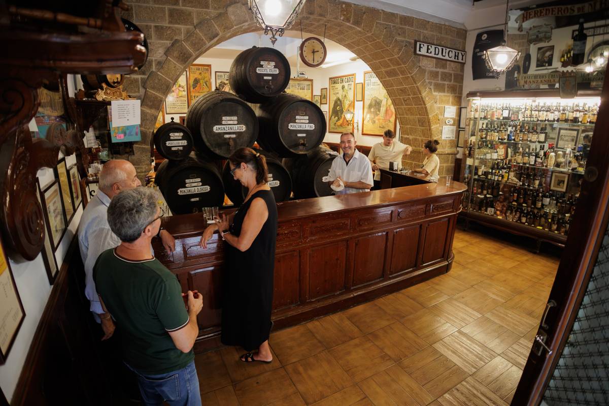 Un premio para el bar de Cádiz que lleva más de 70 años sirviendo solo vino de Jerez