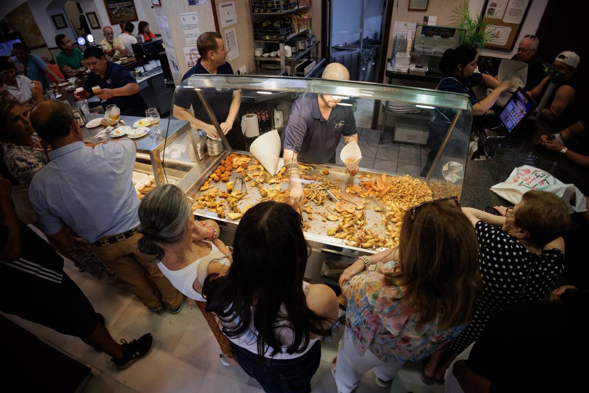 La historia de la freiduría Las Flores: del carbón y los peroles al pescado frito que conquista a los turistas