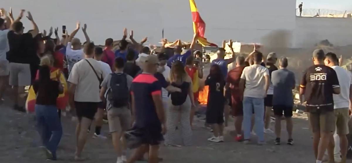 Crece la tensión en Ceuta: vecinos irrumpen en la playa del Trampolín y destrozan el campamento de migrantes