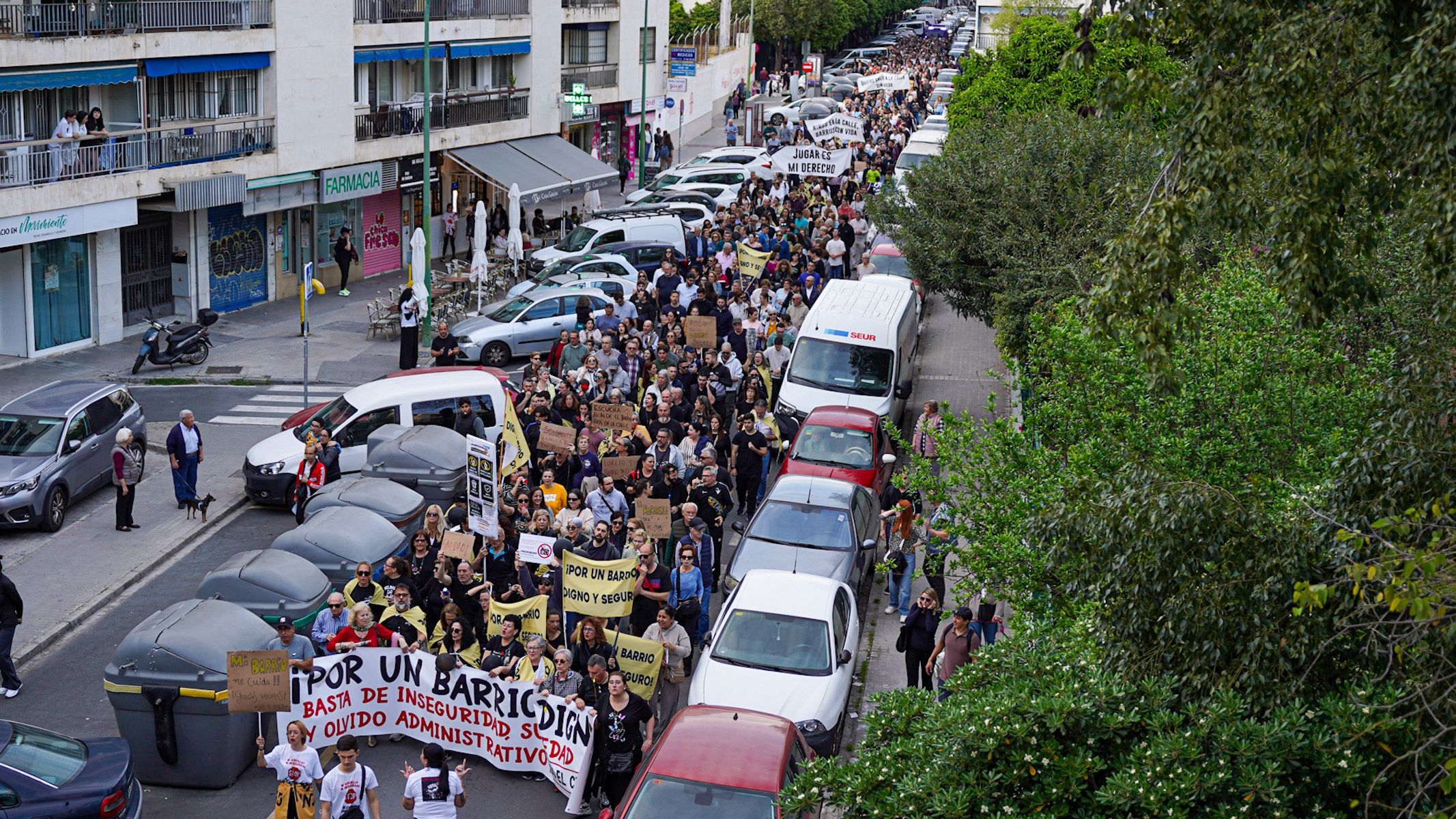 Cerca de 2.000 vecinos de El Cerezo toman las calles de Sevilla y llevan sus demandas al Parlamento andaluz