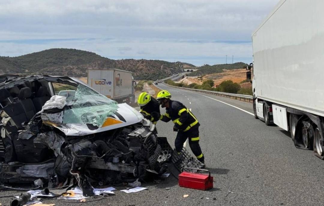 Un coche queda totalmente destrozado tras chocar contra un camión en la A-381 en sentido Jerez