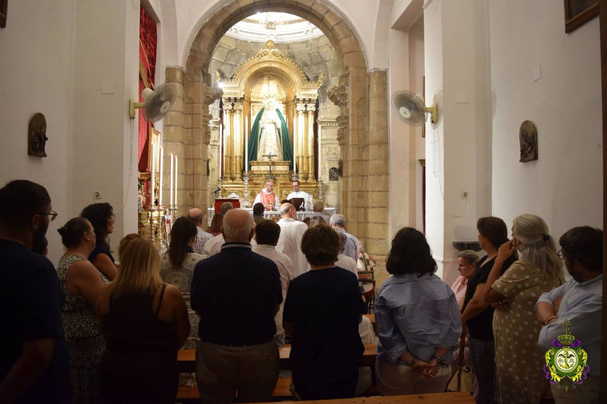 Feligreses en el templo. - Feligreses en el templo.