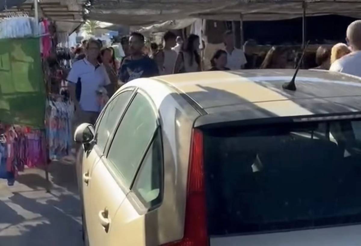 Caos en el regreso del mercadillo de Conil a su lugar habitual por la ausencia de grúa municipal