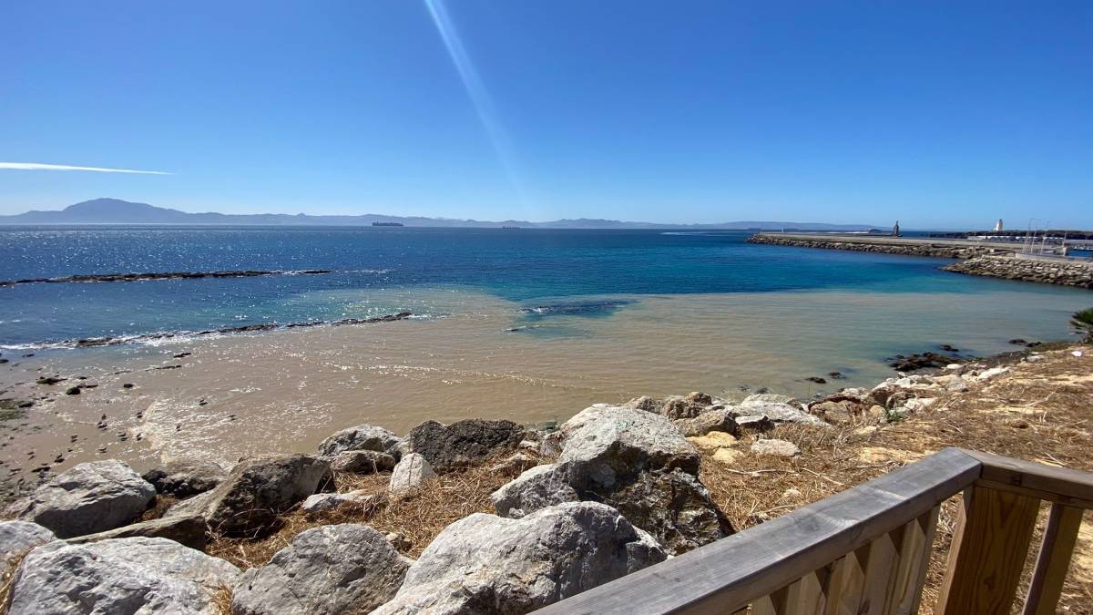 Ecologistas denuncian un vertido en una playa de Tarifa, 