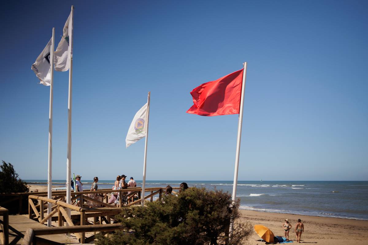 Tragedia en Guardamar: una pareja de 25 años muere ahogada al intentar él salvarla en una playa con bandera roja