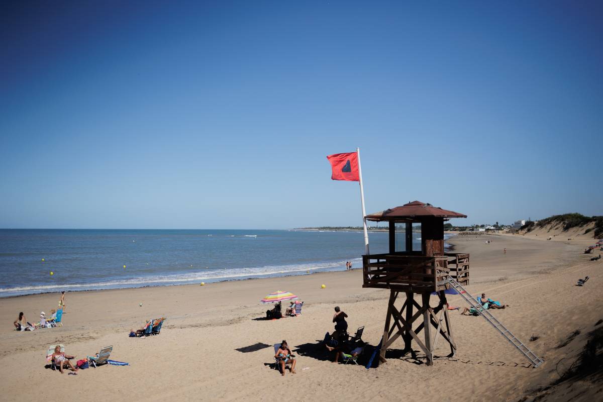 La Junta reabre al baño en tres de las cinco playas de Cádiz, mantiene una prohibición y reduce a 'recomendación' de no bañarse en otra