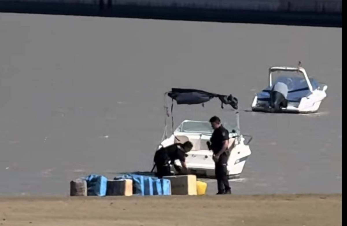 Persecución en el Guadalquivir y huida por la playa: así cae un alijo de droga en Sanlúcar