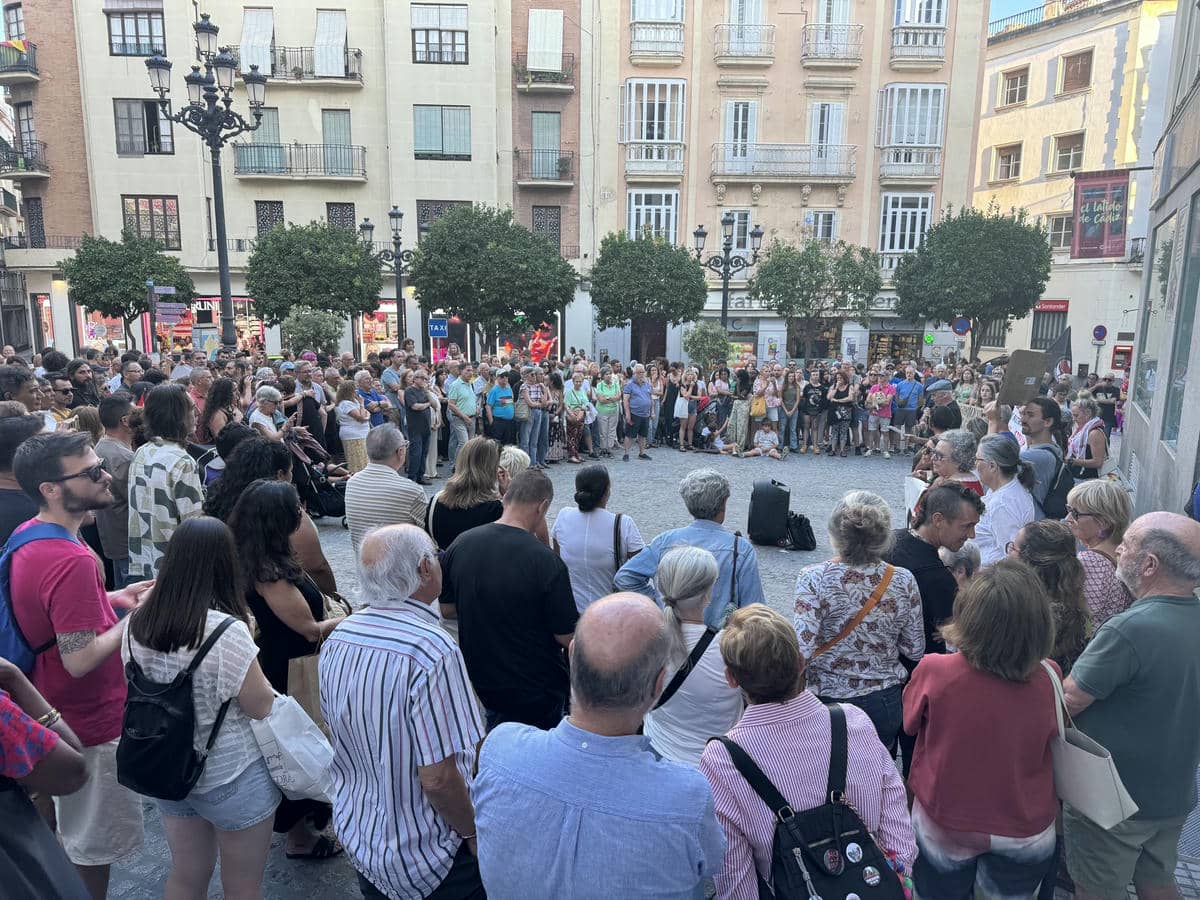 Una plaza de Cádiz revive el 15M para gritar contra el racismo en España