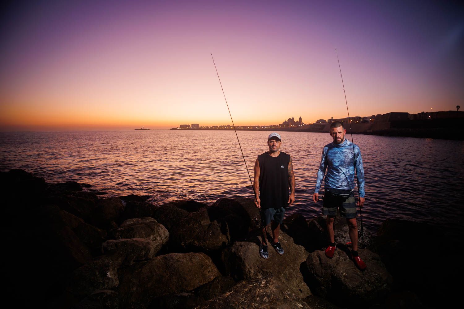 Los héroes invisibles del espigón: pescadores y surfistas que salvan vidas en Santa María del Mar