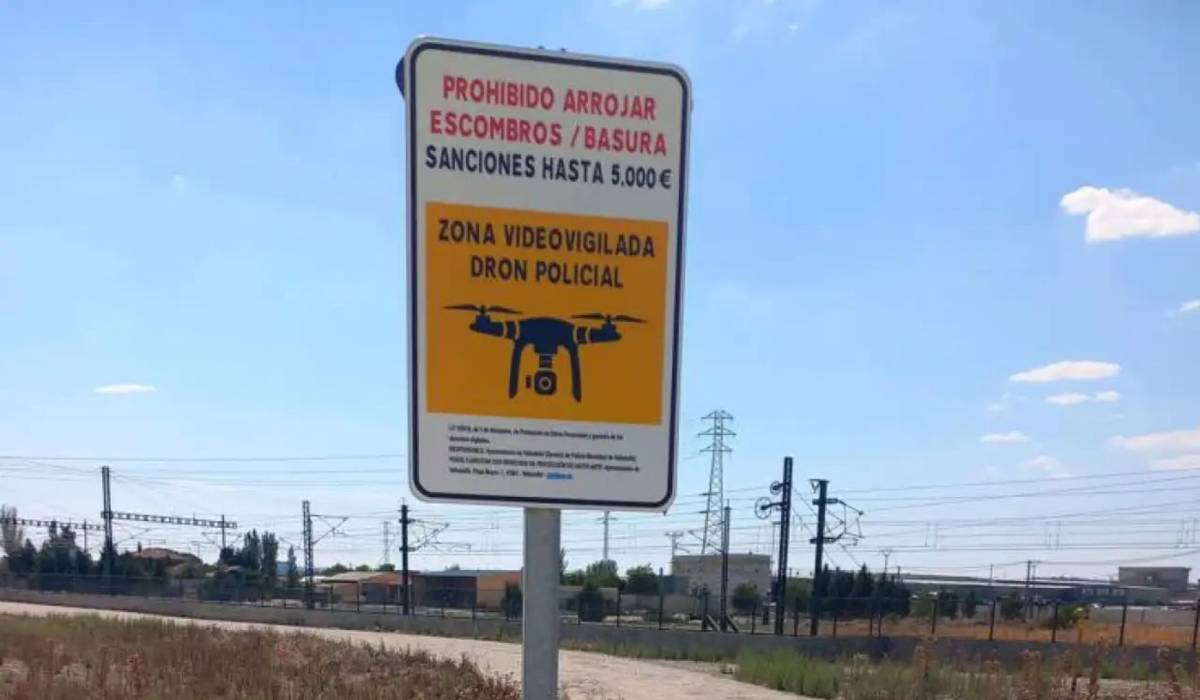 Multas de 5.000 euros al ser pillados por el dron en Jerez tirando escombros y residuos por el cementerio o Pinosolete: "No podemos tolerarlo"