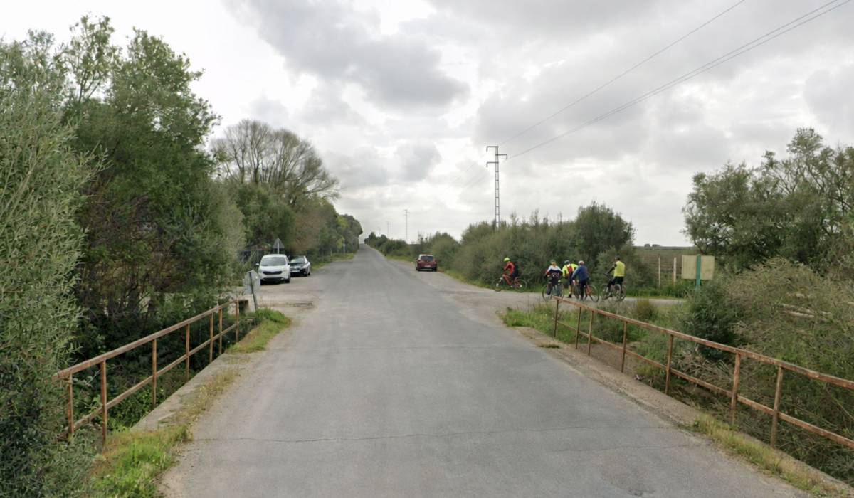 Muere una persona al caer por un desnivel con su coche en la zona de La Corchuela, en Dos Hermanas