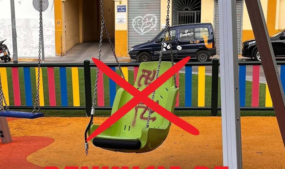 Vandalizan un parque infantil de Sanlúcar con esvásticas nazi mal hechas y al revés: 