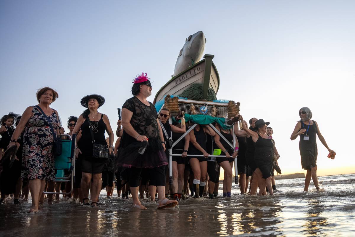 Entierro de la Caballa en Cádiz: humor, viudas y tradición gaditana para despedir el verano en La Caleta