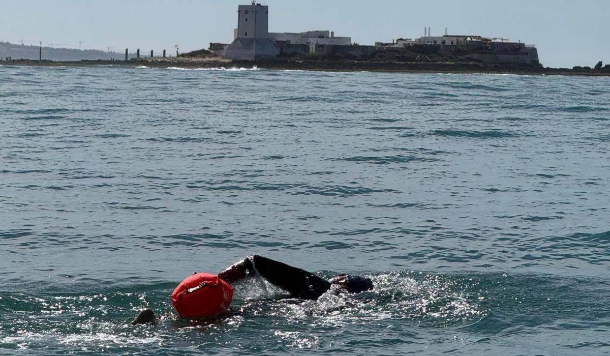 Chiclana, escenario de una nueva hazaña solidaria: Jesús Gómez completa a nado la Vuelta al Castillo de Sancti Petri