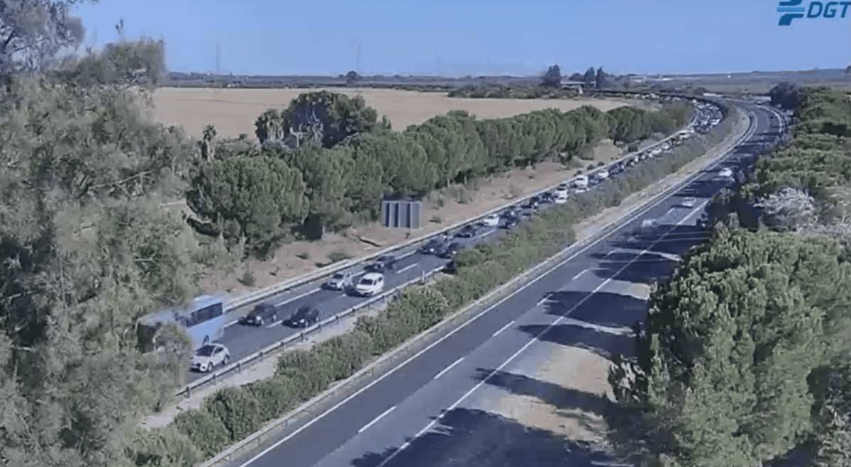 Dificultades en el acceso a Sevilla por la A-4: un accidente provoca más de dos kilómetros de retenciones en Dos Hermanas