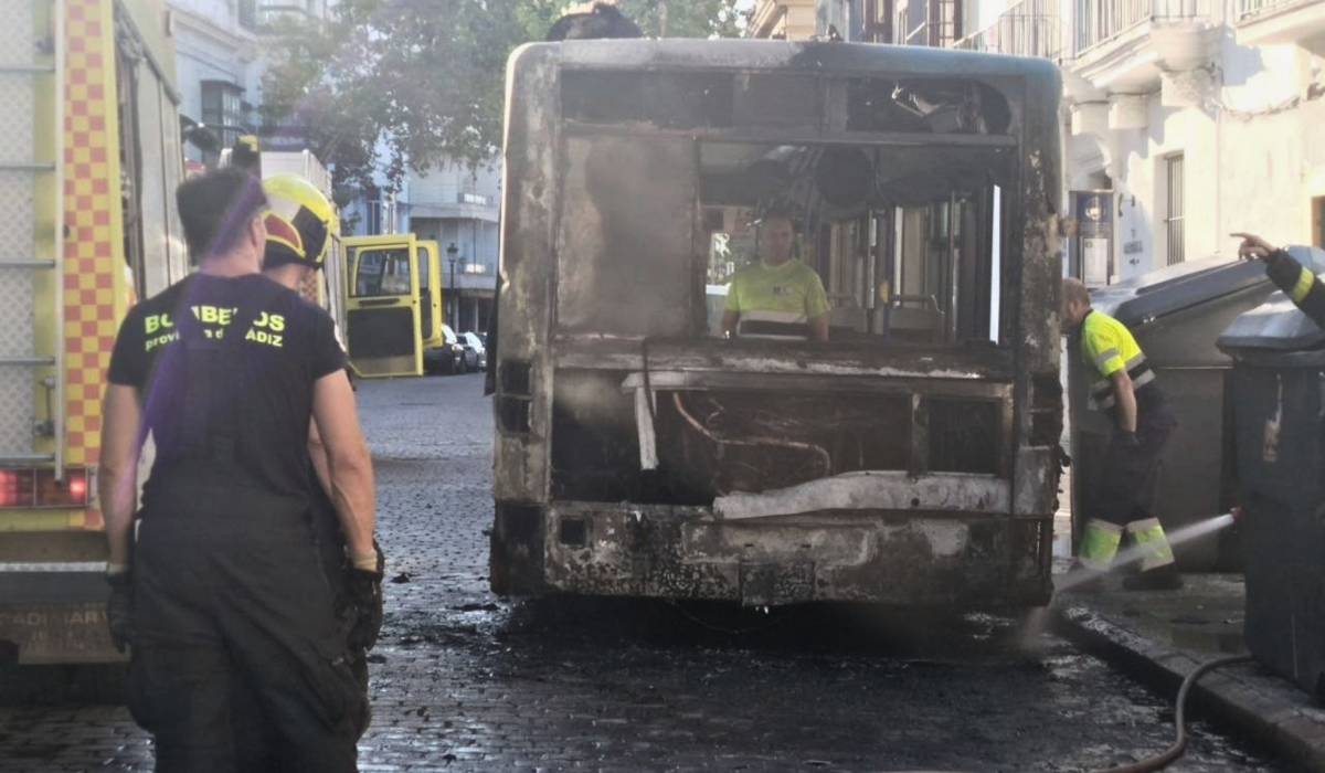 Fuego en un autobús en pleno centro de Jerez este domingo